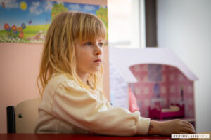 Коли дитина готова до самостійності: з якого віку можна залишати вдома чи відпускати гуляти?