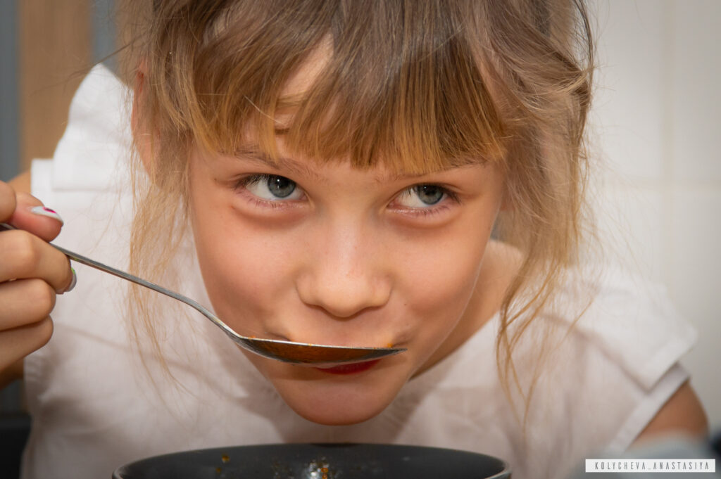 Як навчити дитину їсти самостійно: покроковий гід для батьків Як навчити дитину їсти самостійно: покроковий гід для батьків