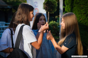 Що таке невербальне спілкування та яка роль невербальних засобів комунікації